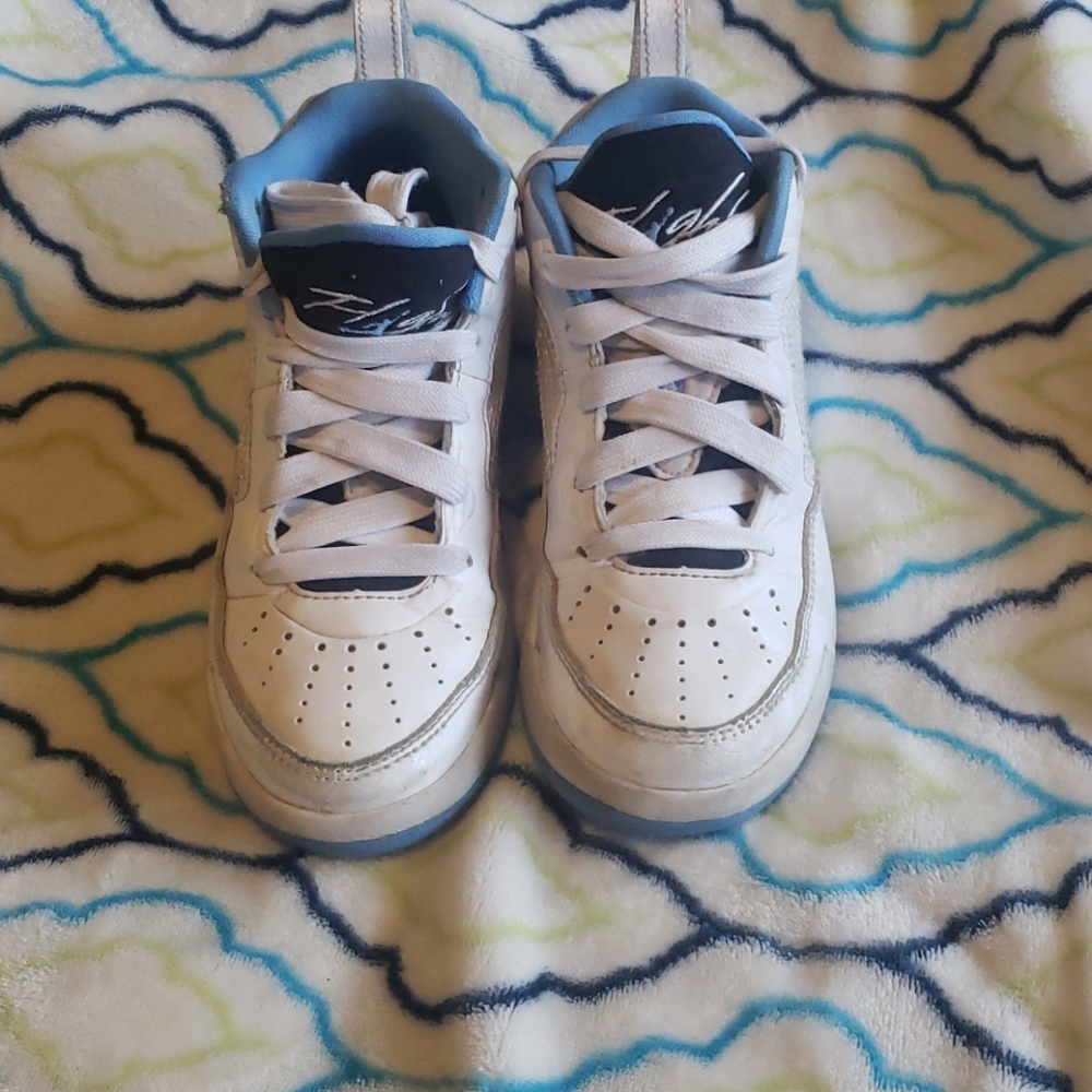 Kids jordan flight basketball shoes